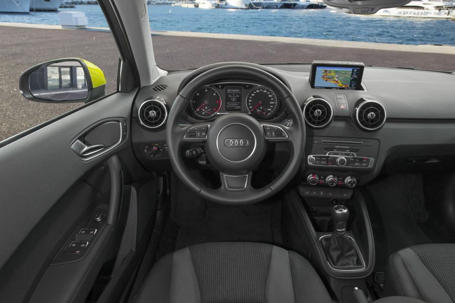 Торпедо Audi A1 Sportback Style TDI Ultra (8X) 2014 года  (фото 4 из 4)